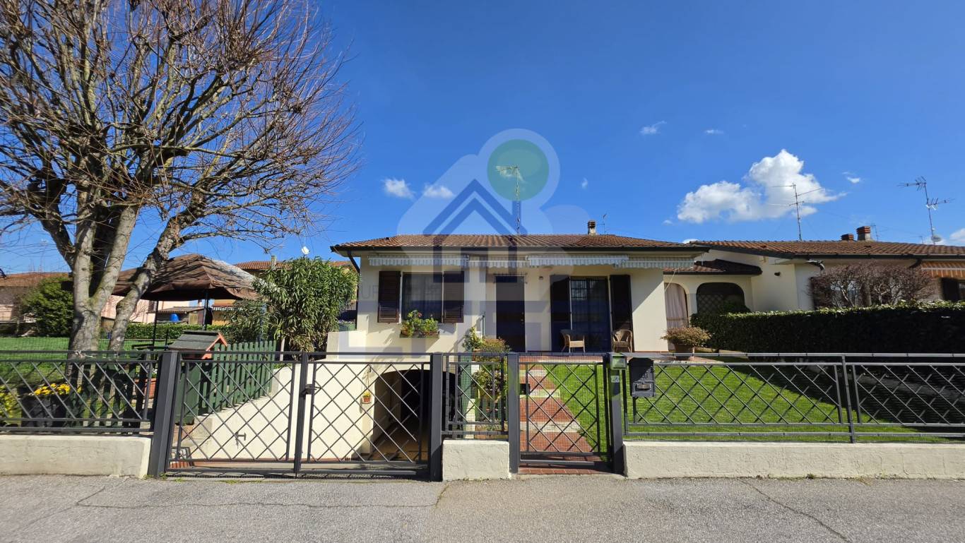 VILLA MONOPIANO LIBERA SU TRE LATI