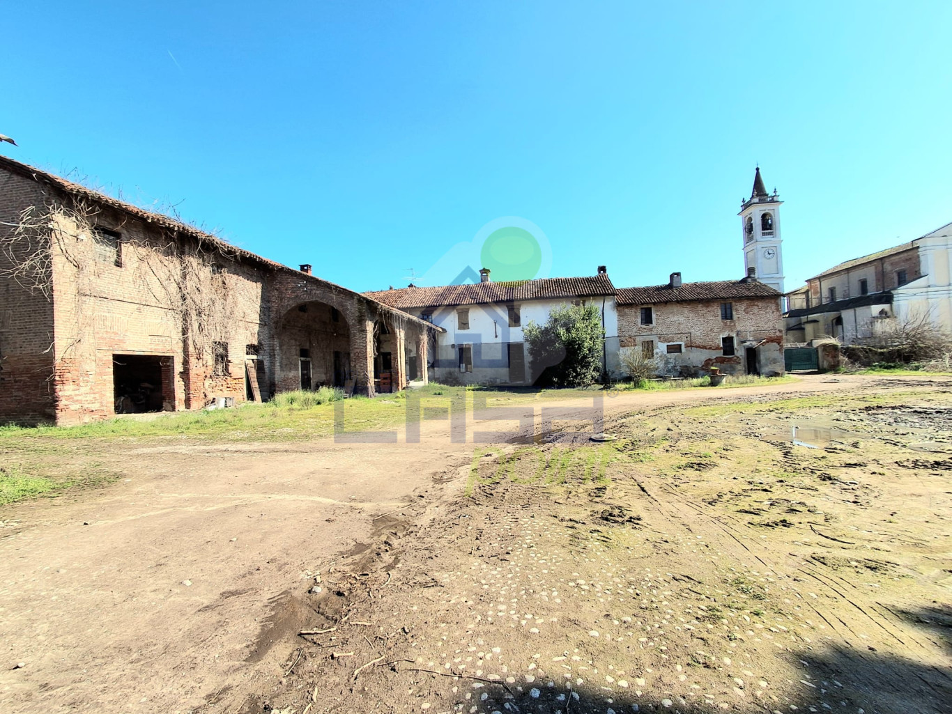 AMPIA CASCINA DI 700 MQ CON TERRENO EDIFICABILE - IDEALE FRAZIONAMENTO