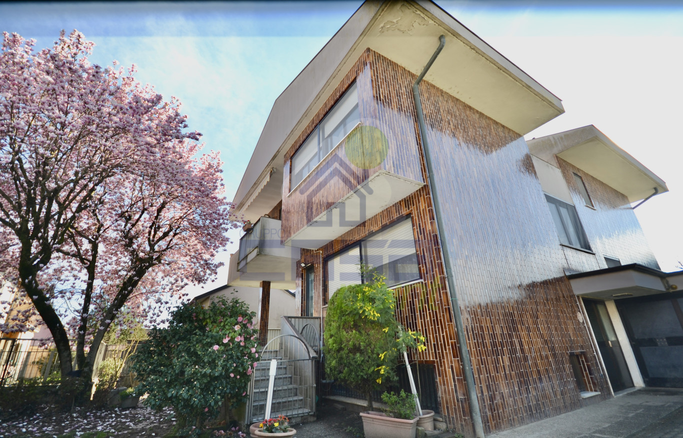 APPARTAMENTO IN VILLA AL PIANO RIALZATO, 3 CAMERE, 2 BAGNI