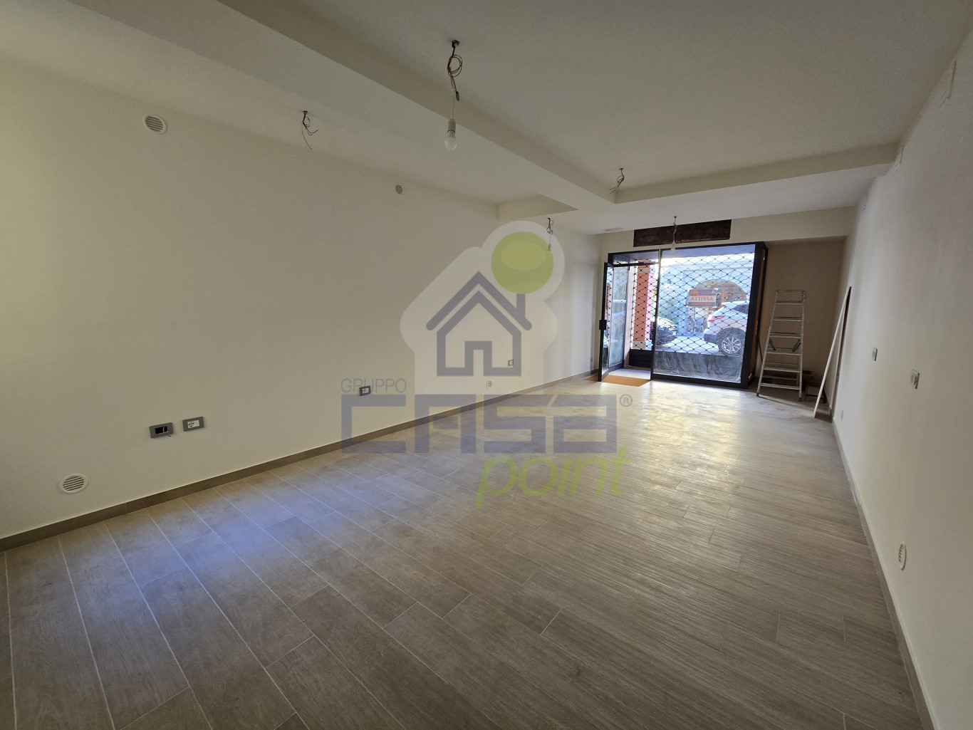 LOCALE COMMERCIALE COMPLETAMENTE RISTRUTTURATO IN POSIZIONE STRATEGICA!!!!