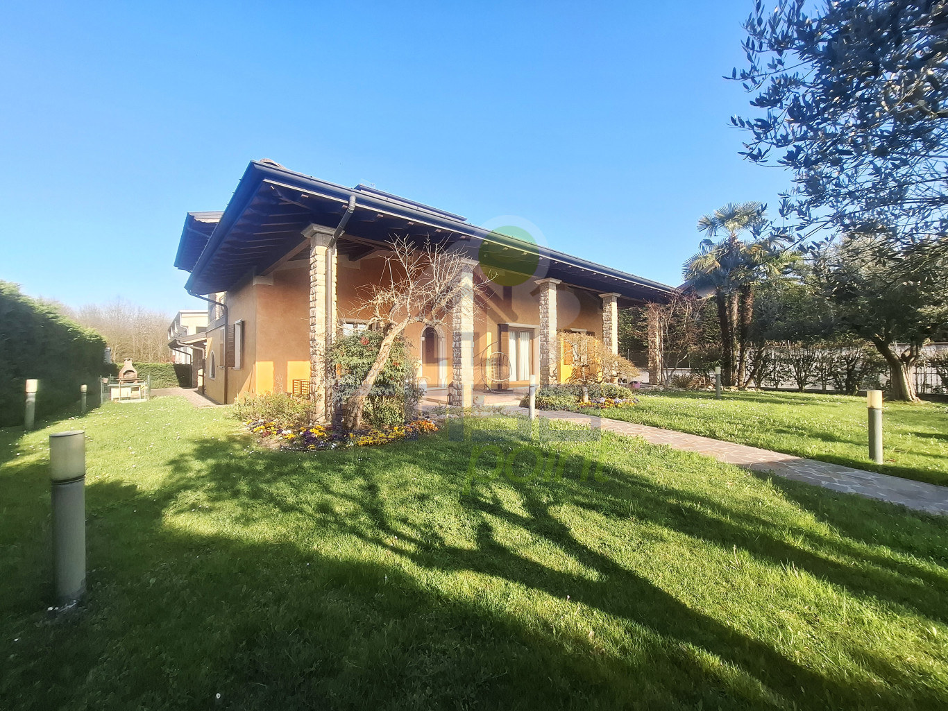 SPLENDIDA VILLA CON ANNESSO CAPANNONE